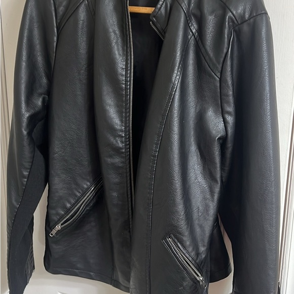 Torrid like new collarless faux leather moto jacket Classic staple piece SIZE 2 - Picture 5 of 7